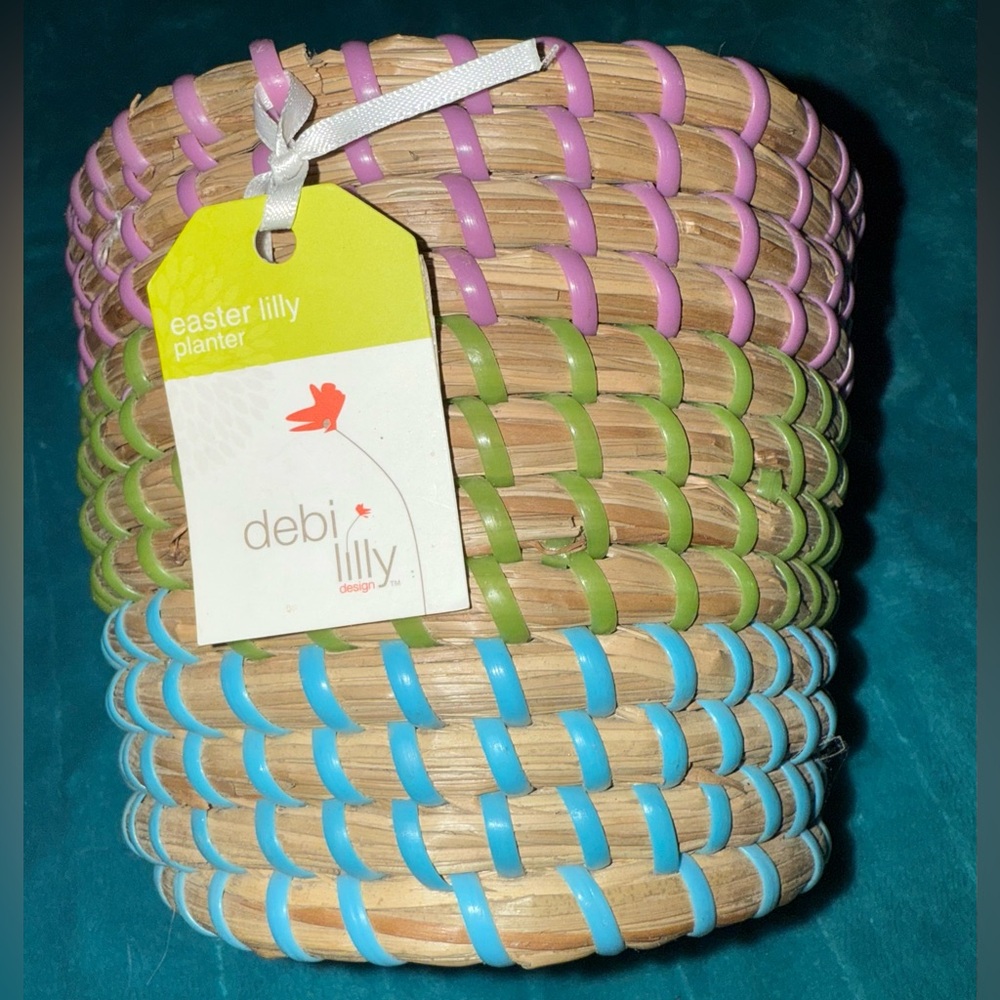 Debi Lily NWT Sweetgrass Basket,Plant holder, Decor Item. Spring Colors